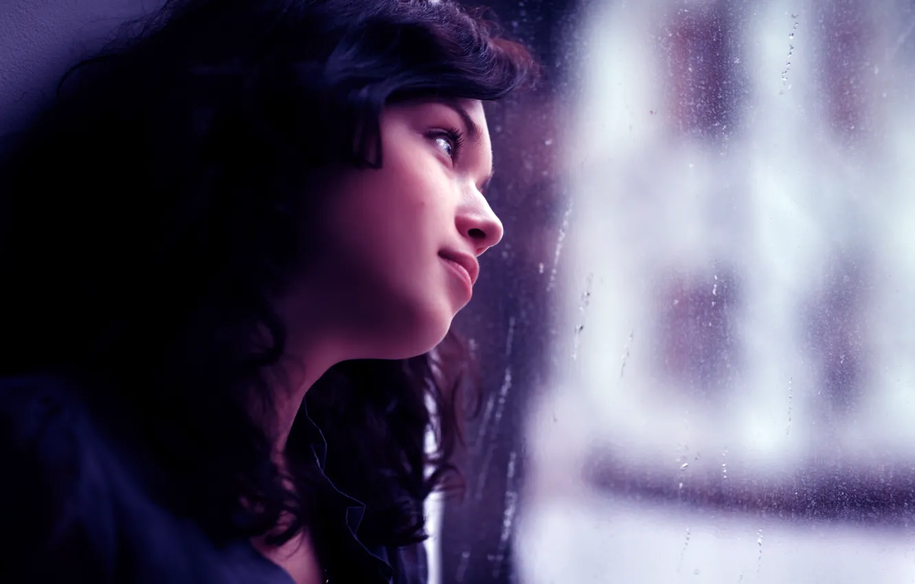 Фото обои стекло, девушка, дождь, брюнетка