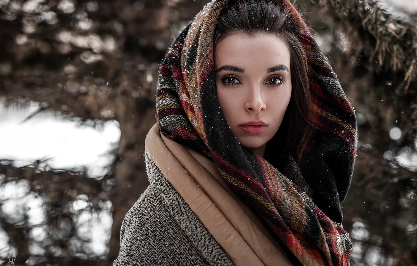 Фото обои зима, взгляд, девушка, снег, портрет, шарф, фотограф, платок