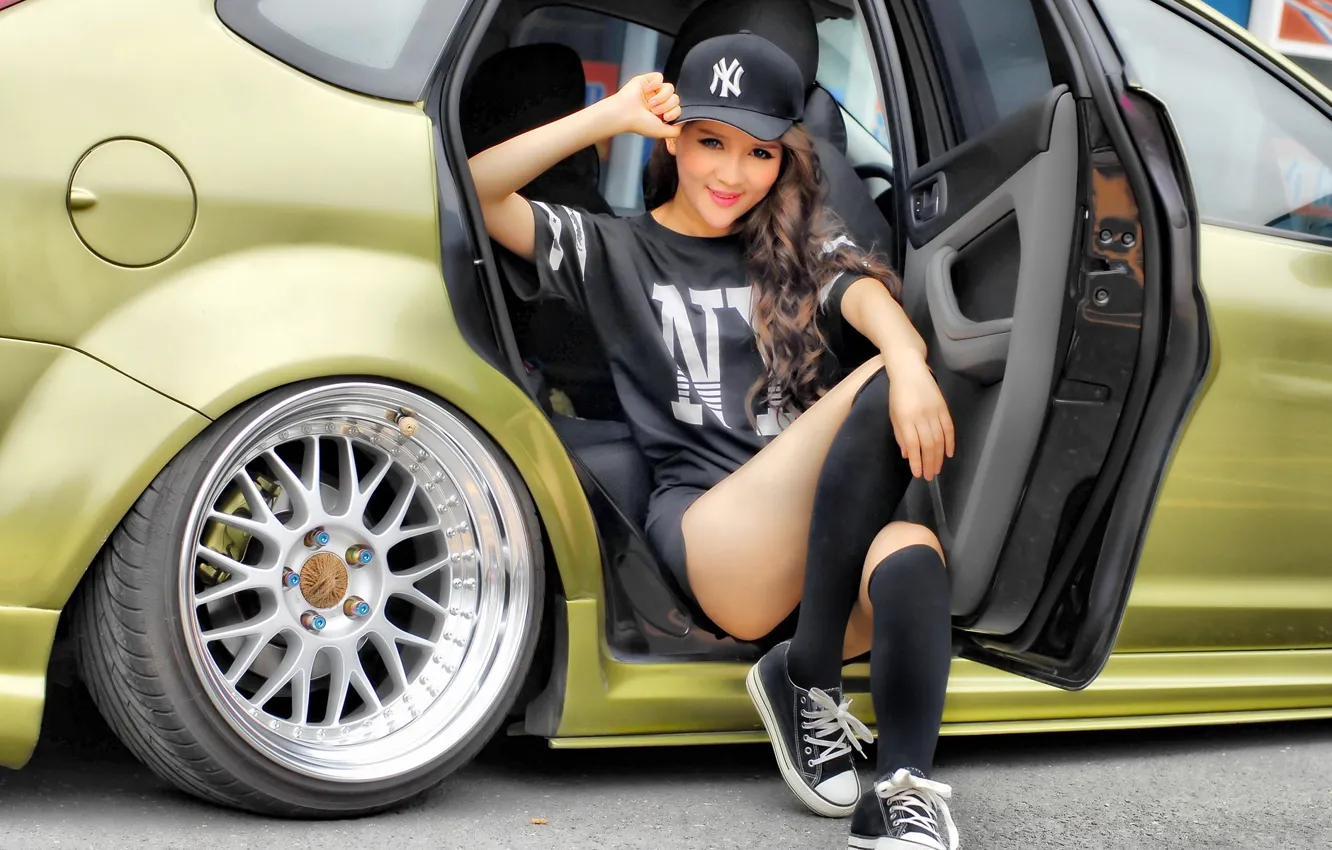 Фото обои авто, взгляд, девушка, Ford, азиатка, красивая девушка, позирует на пороге машины