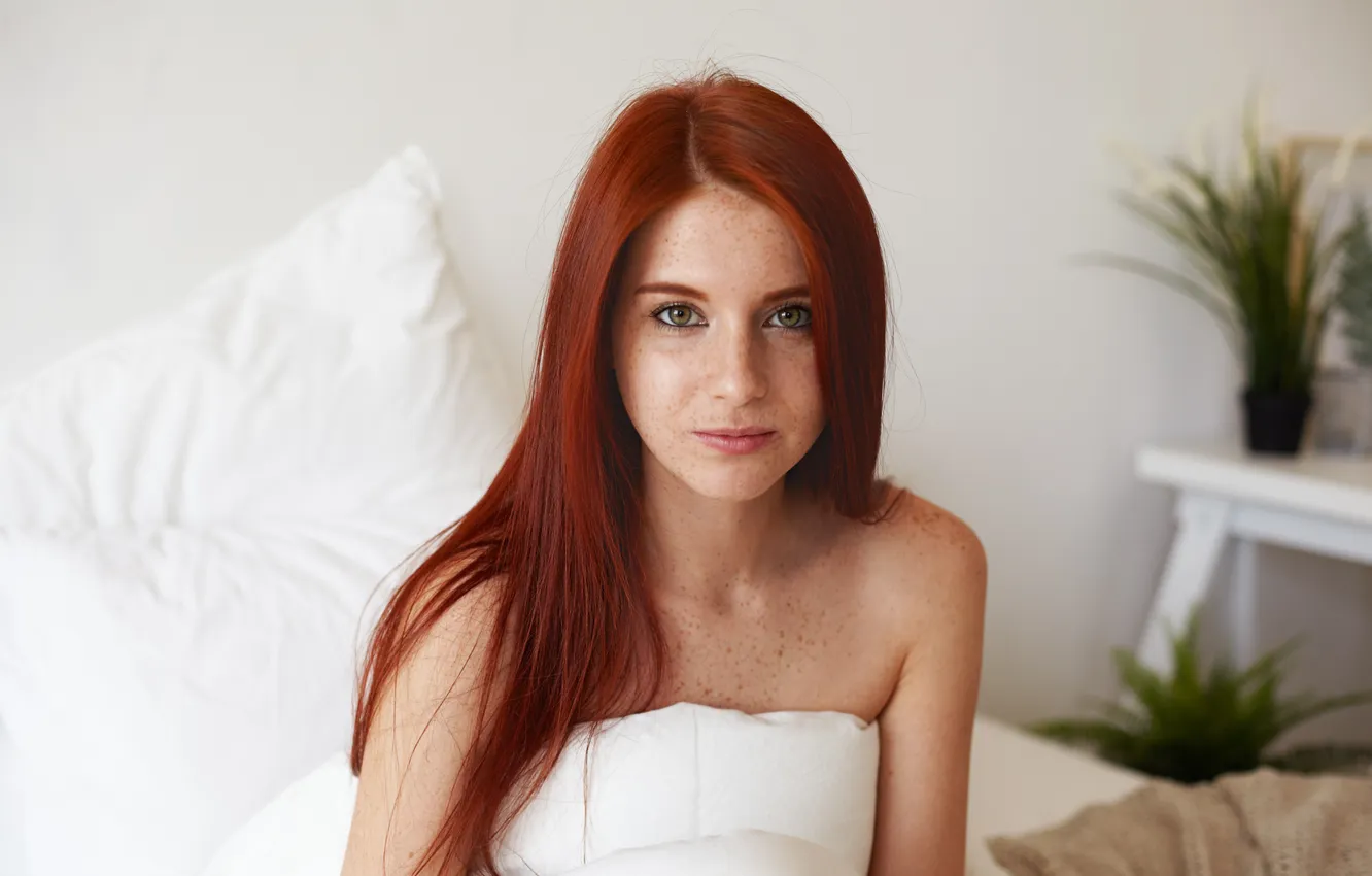 Фото обои young, gorgeous, female, caucasian, red haired
