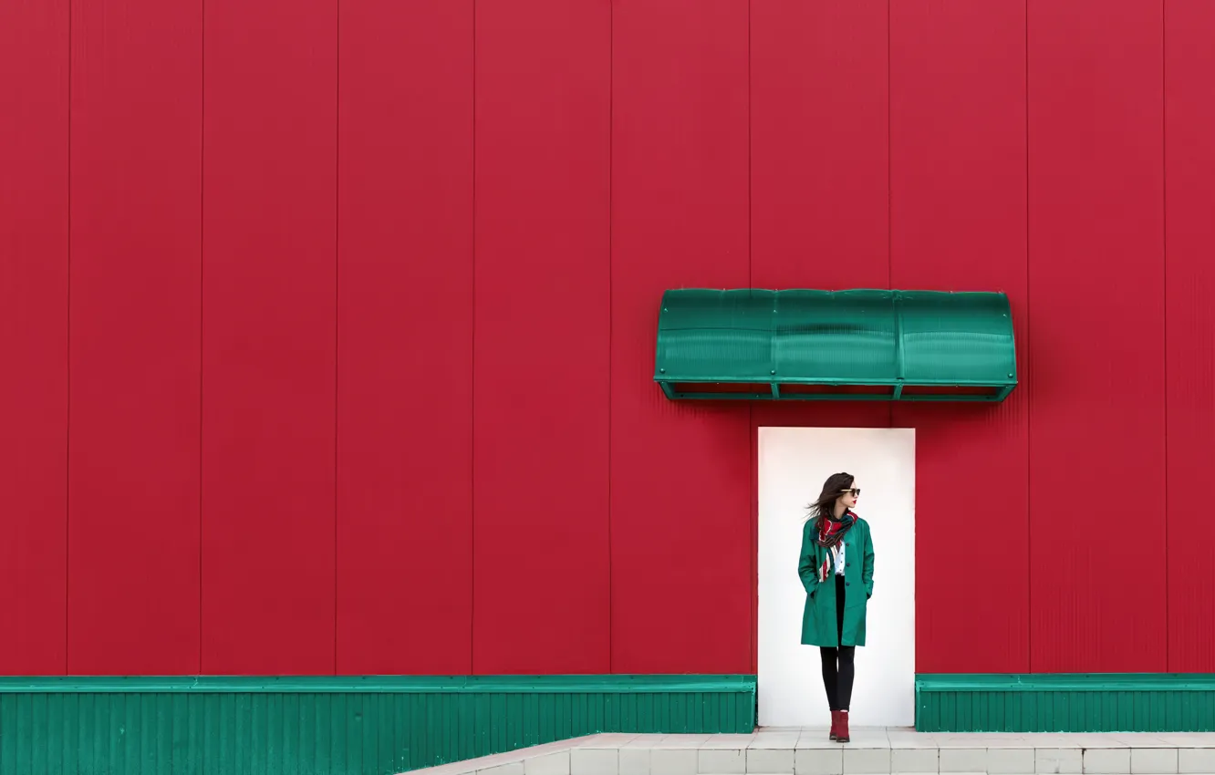 Фото обои девушка, стена, дверь, Red and green