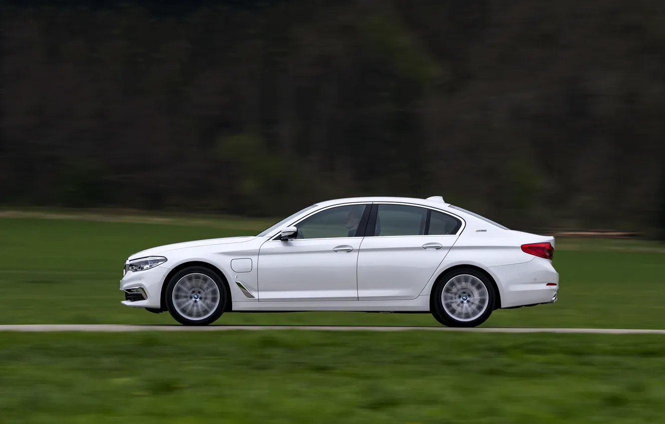 Фото обои белый, BMW, профиль, седан, гибрид, 5er, четырёхдверный, 2017
