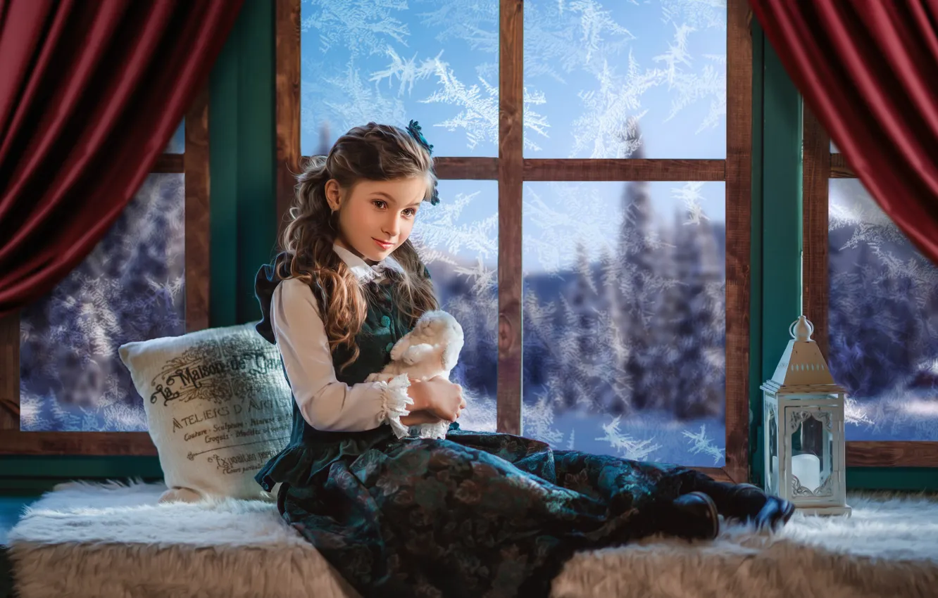 Фото обои игрушка, кролик, окно, мороз, девочка, фонарь, подушка, зайка