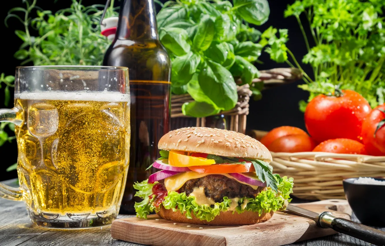 Фото обои зелень, бокал, пиво, помидоры, гамбургер
