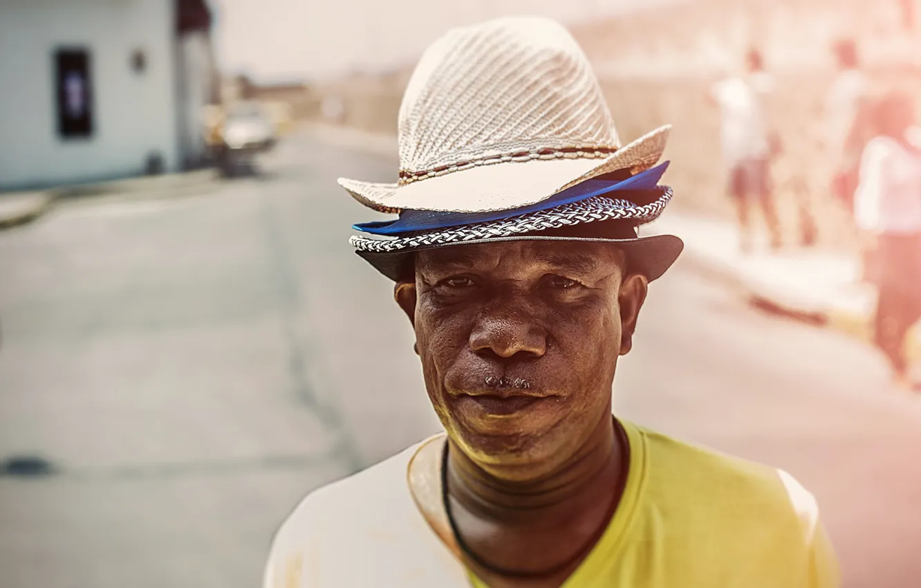 Фото обои hat, street, people, man, direct gaze