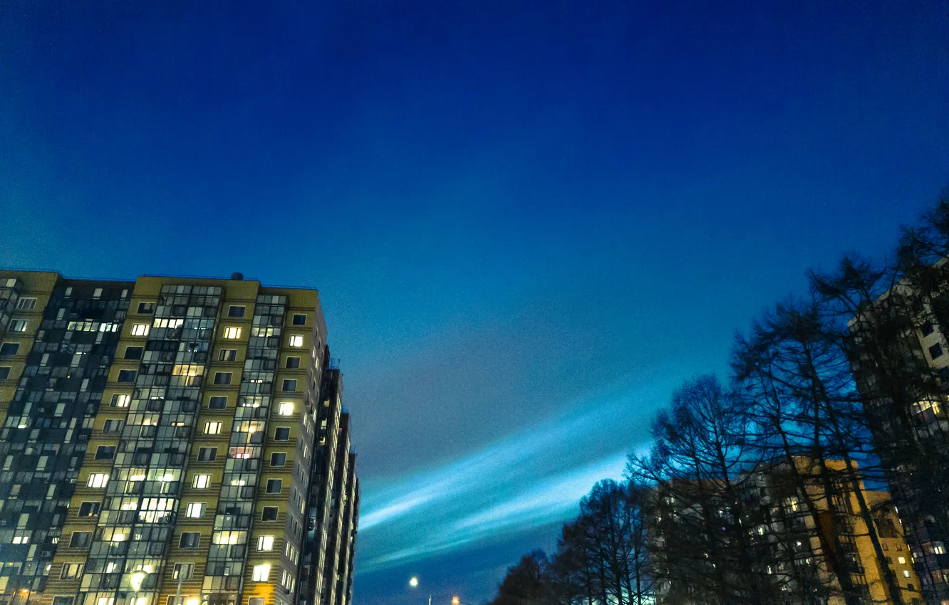 Фото обои небо, облака, деревья, здания, дома, вечер, фонари, Россия