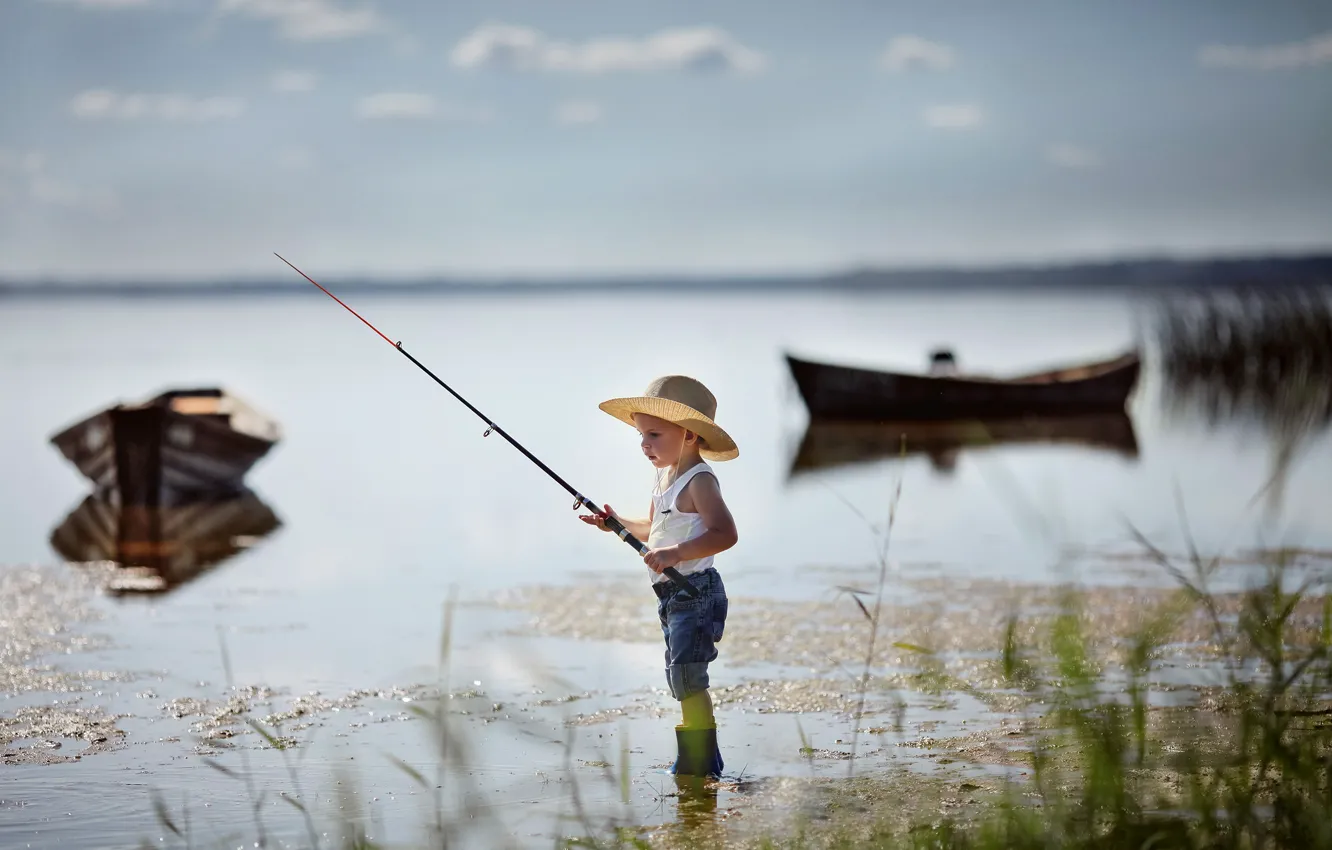 Фото обои природа, озеро, рыбалка, рыбак, лодки, мальчик, малыш, ребёнок