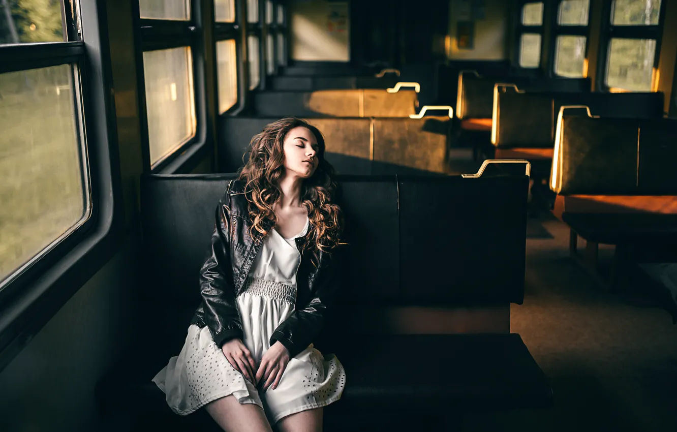 Фото обои девушка, рассвет, поезд, сон, утро, Victoria Berngard