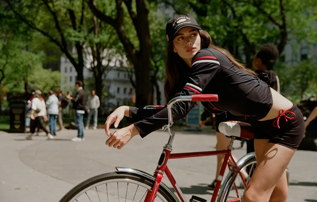 Фото обои girl, shorts, bike, beautiful, model, cap, cute, long-haired