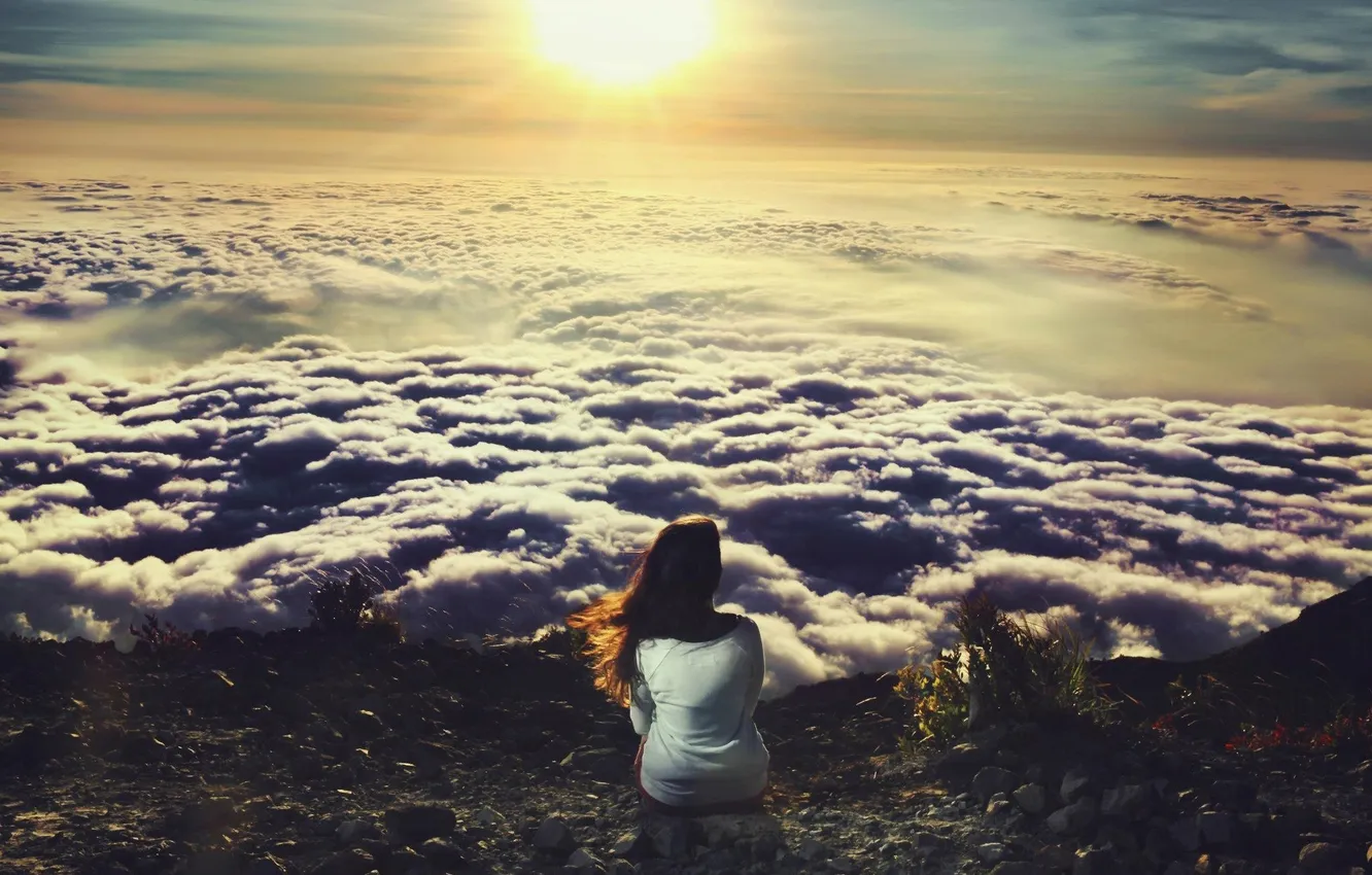 Фото обои небо, девушка, солнце, облака, одиночество, высота