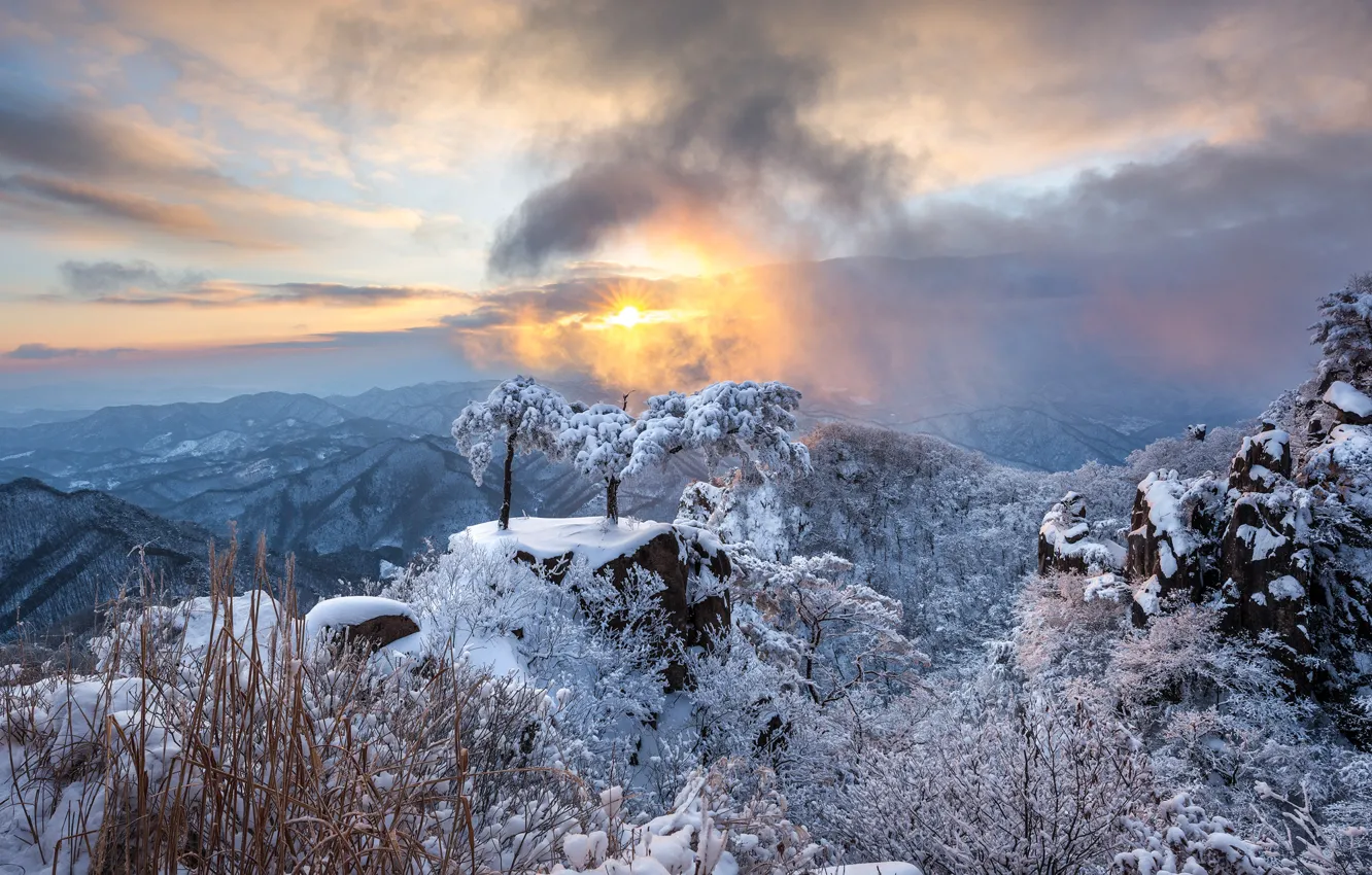 Фото обои зима, солнце, облака, лучи, снег, пейзаж, горы, природа