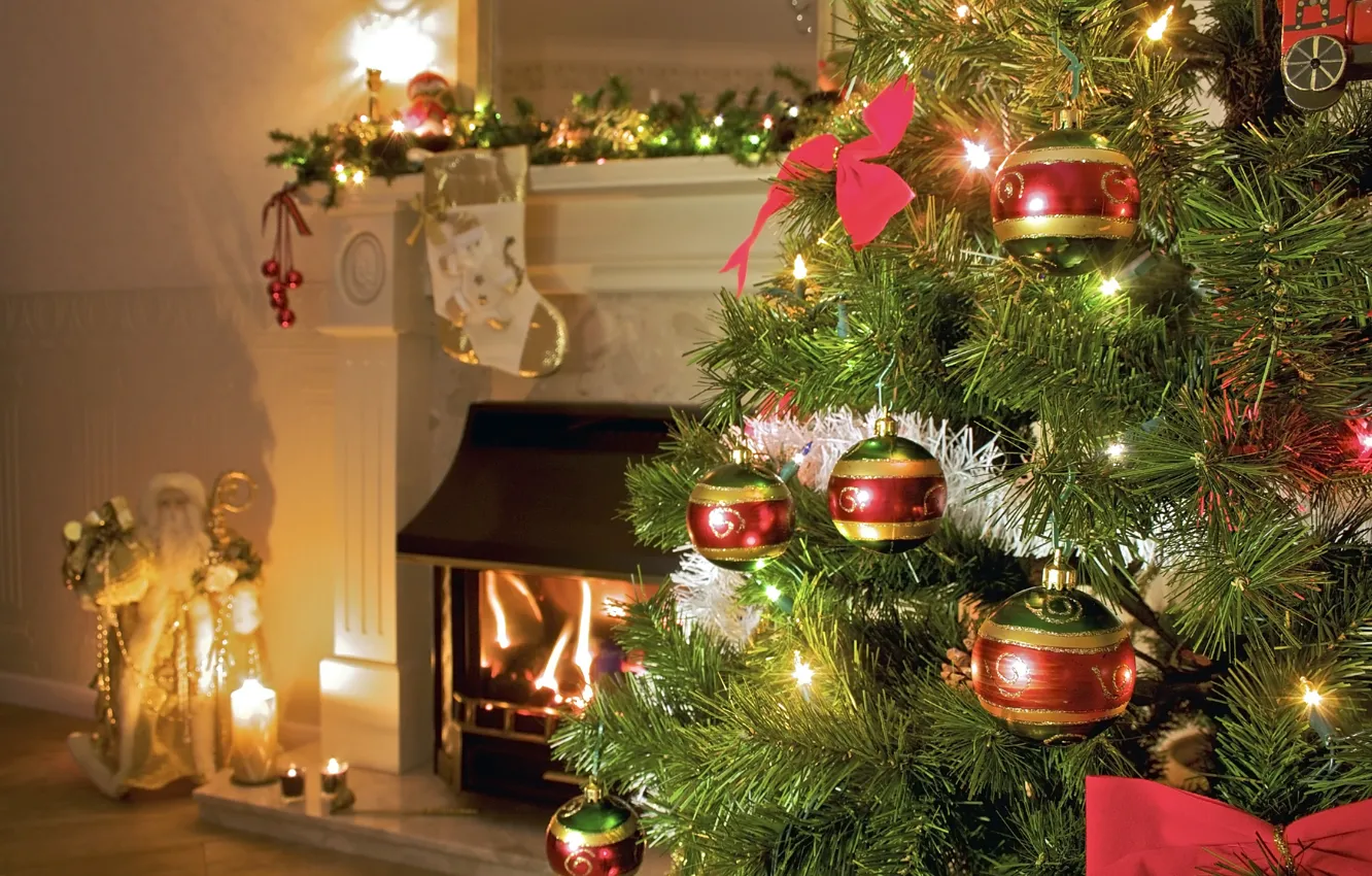 Фото обои комната, праздник, елка, свечи, ёлка, камин, Дед Мороз