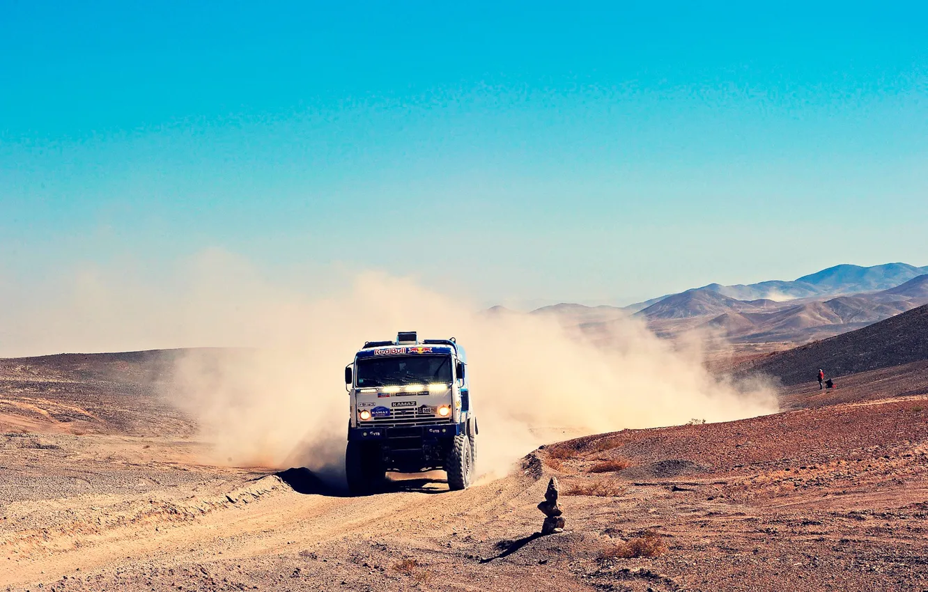 Фото обои дорога, песок, небо, горы, синий, пыль, грузовик, россия
