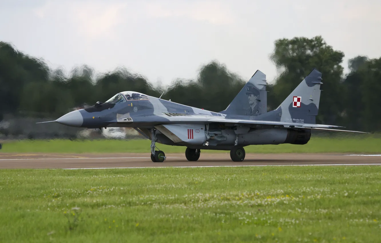 Фото обои истребитель, аэродром, взлет, многоцелевой, MiG-29, МиГ-29
