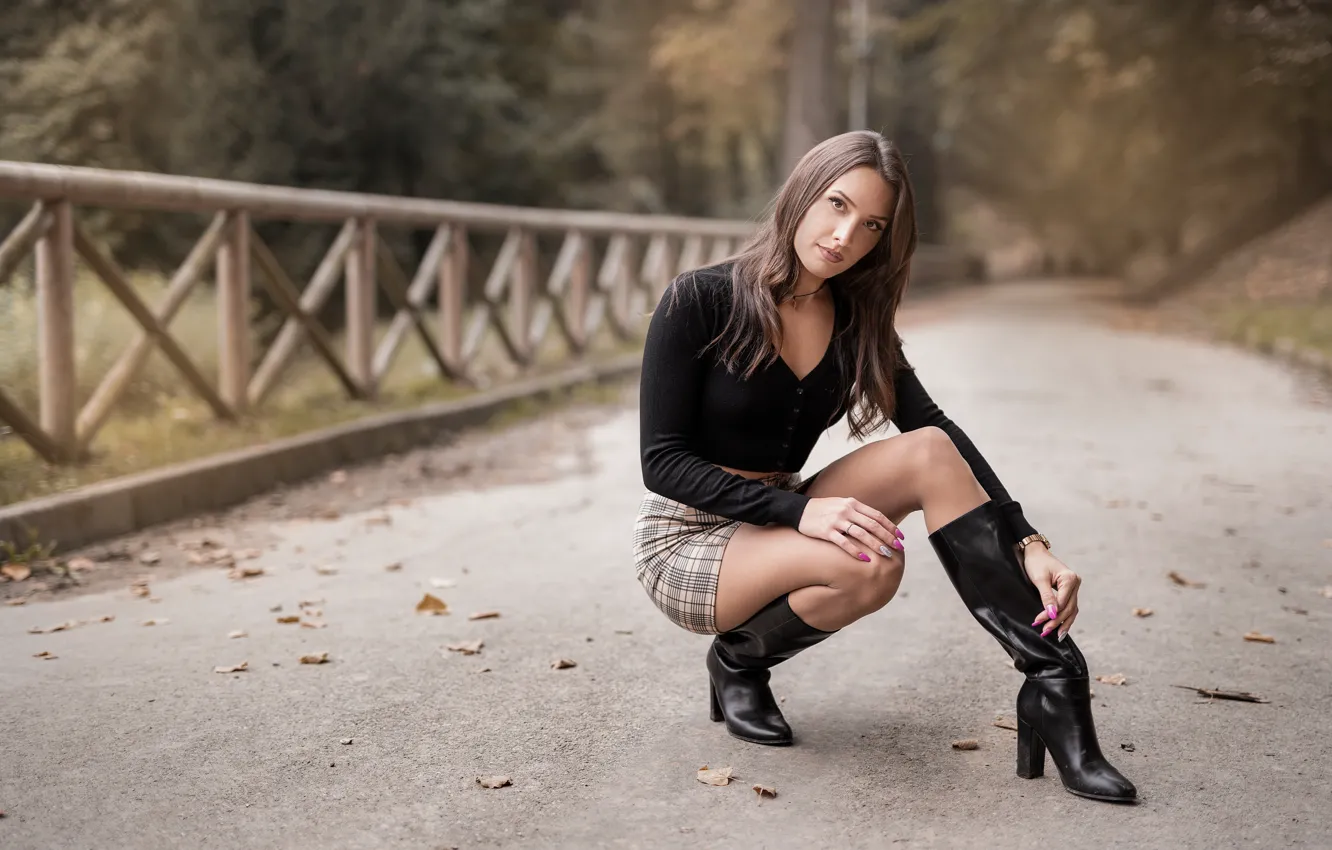 Фото обои взгляд, кофточка, ножки, сапожки, Nadia