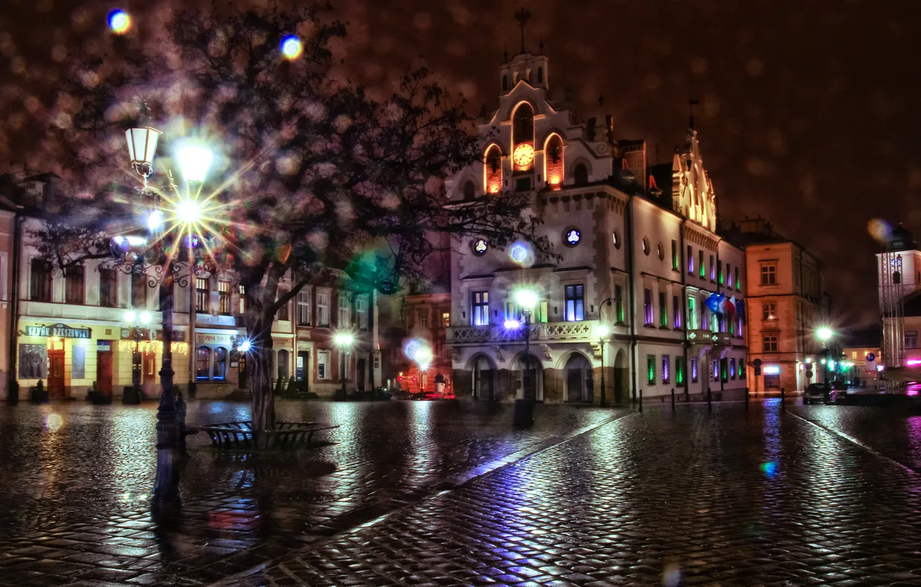 Фото обои ночь, огни, блики, дерево, улица, дома, Польша, фонари