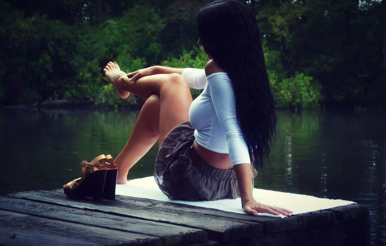 Фото обои девушка, озеро, ножки, сидит, гладить