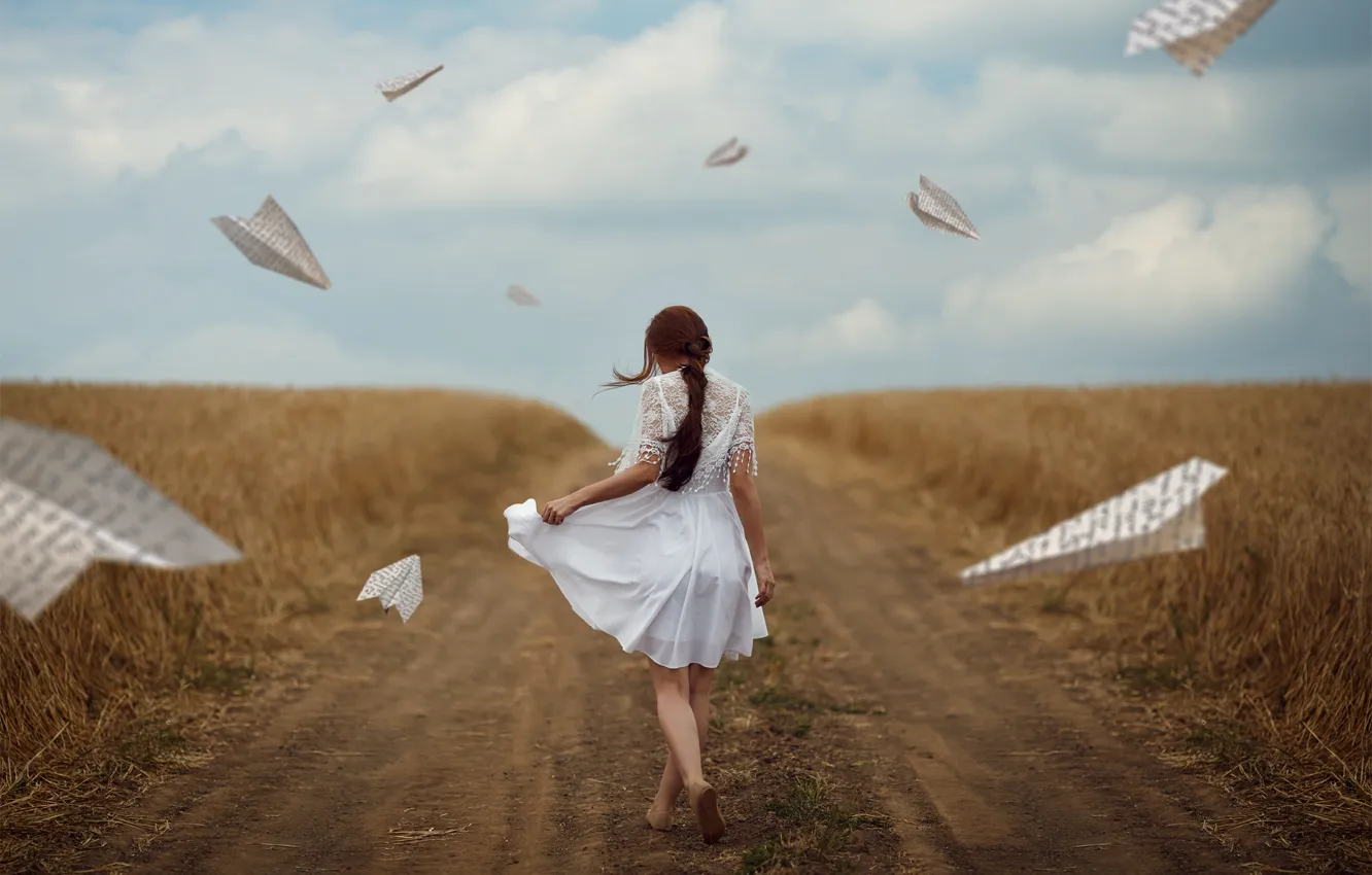 Фото обои дорога, поле, девушка, настроение, бумажные самолётики, Monica Lazar