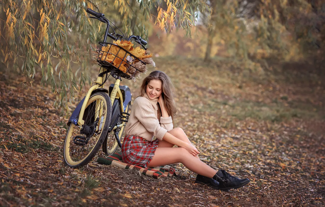 Фото обои осень, листья, девушка, ветки, природа, велосипед, юбка, шатенка