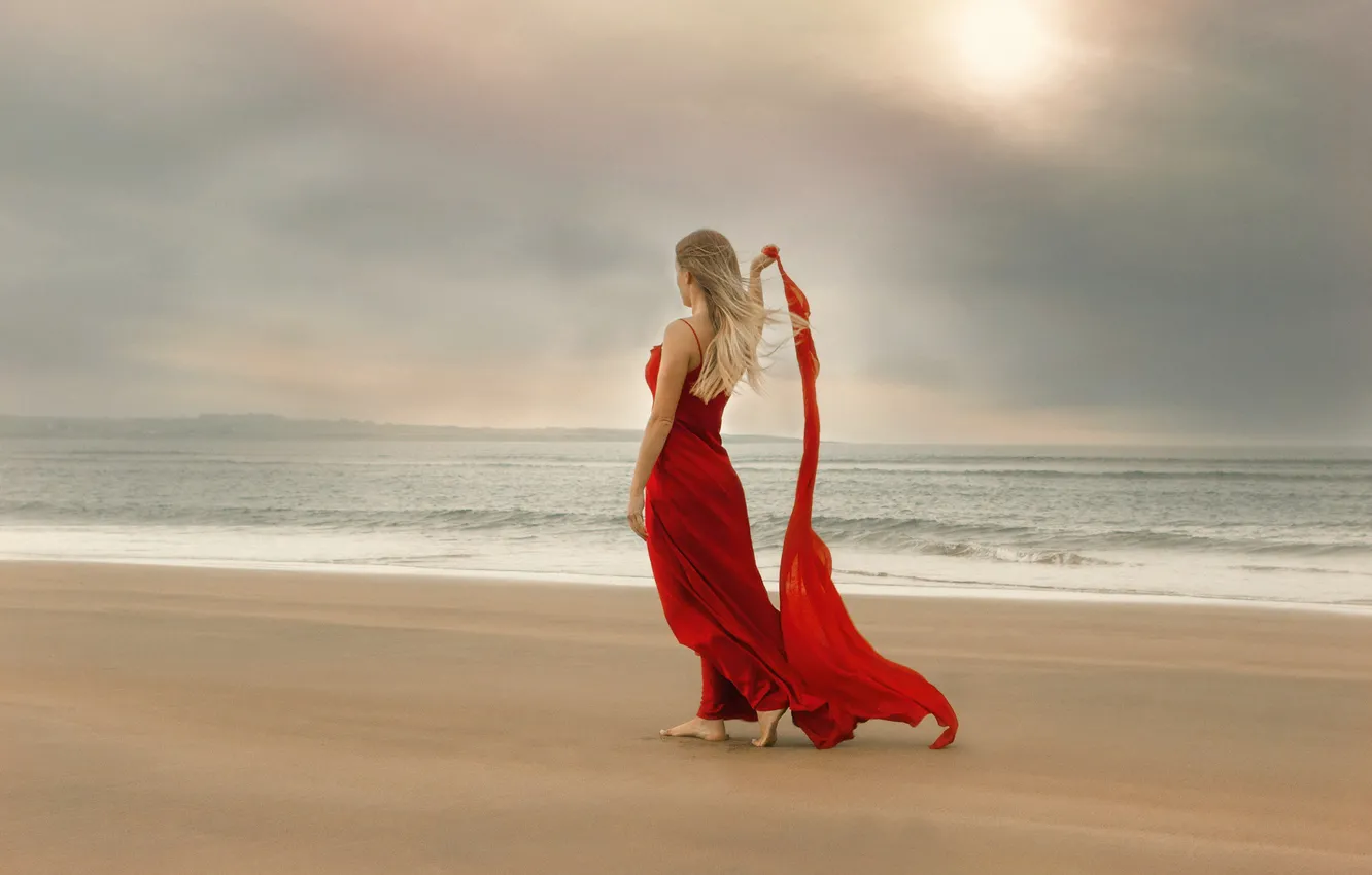 Фото обои море, девушка, ветер, берег, платье, Anne Costello