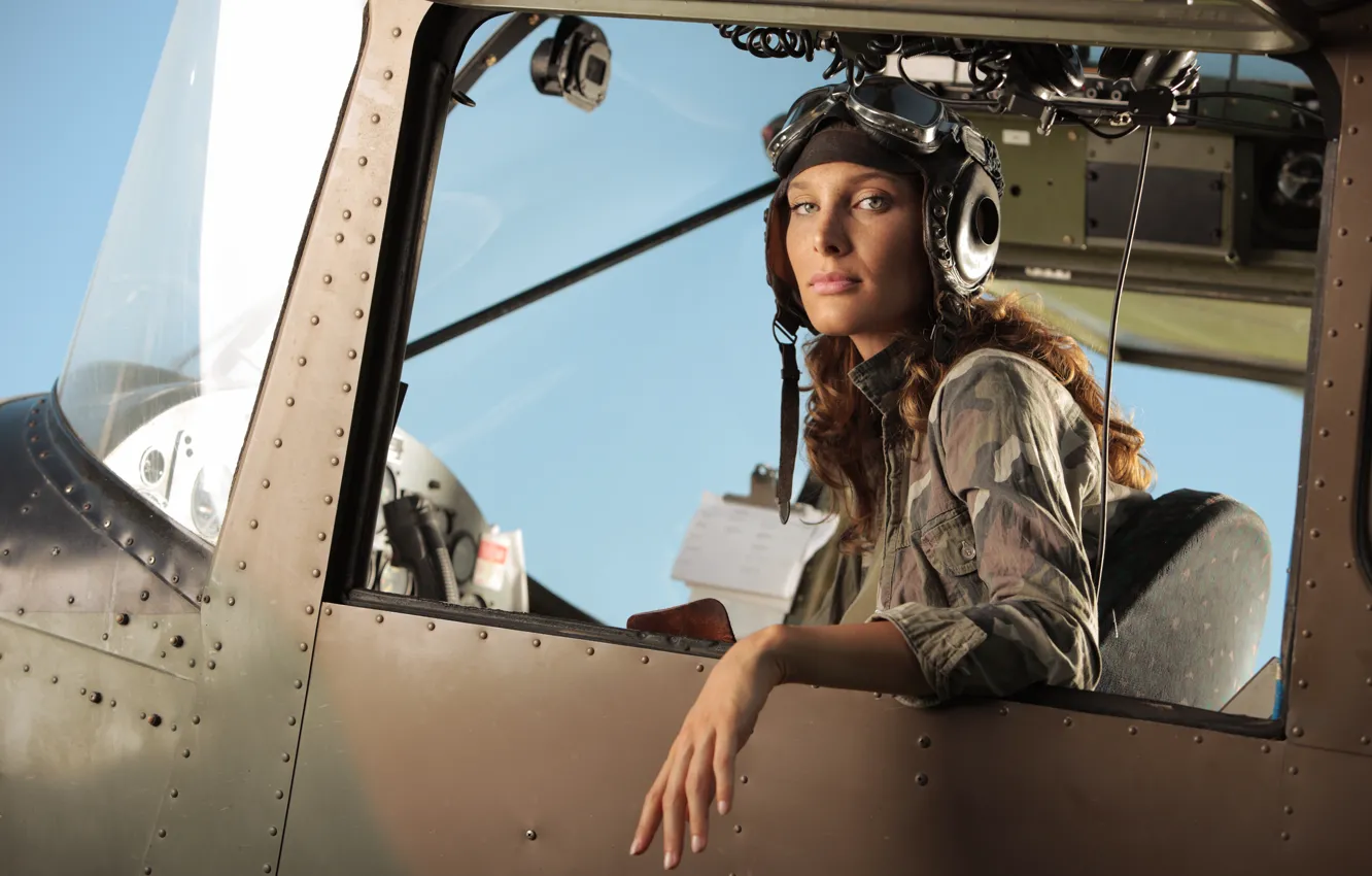 Фото обои Девушка, шлем, кабина, пилот, самолёт