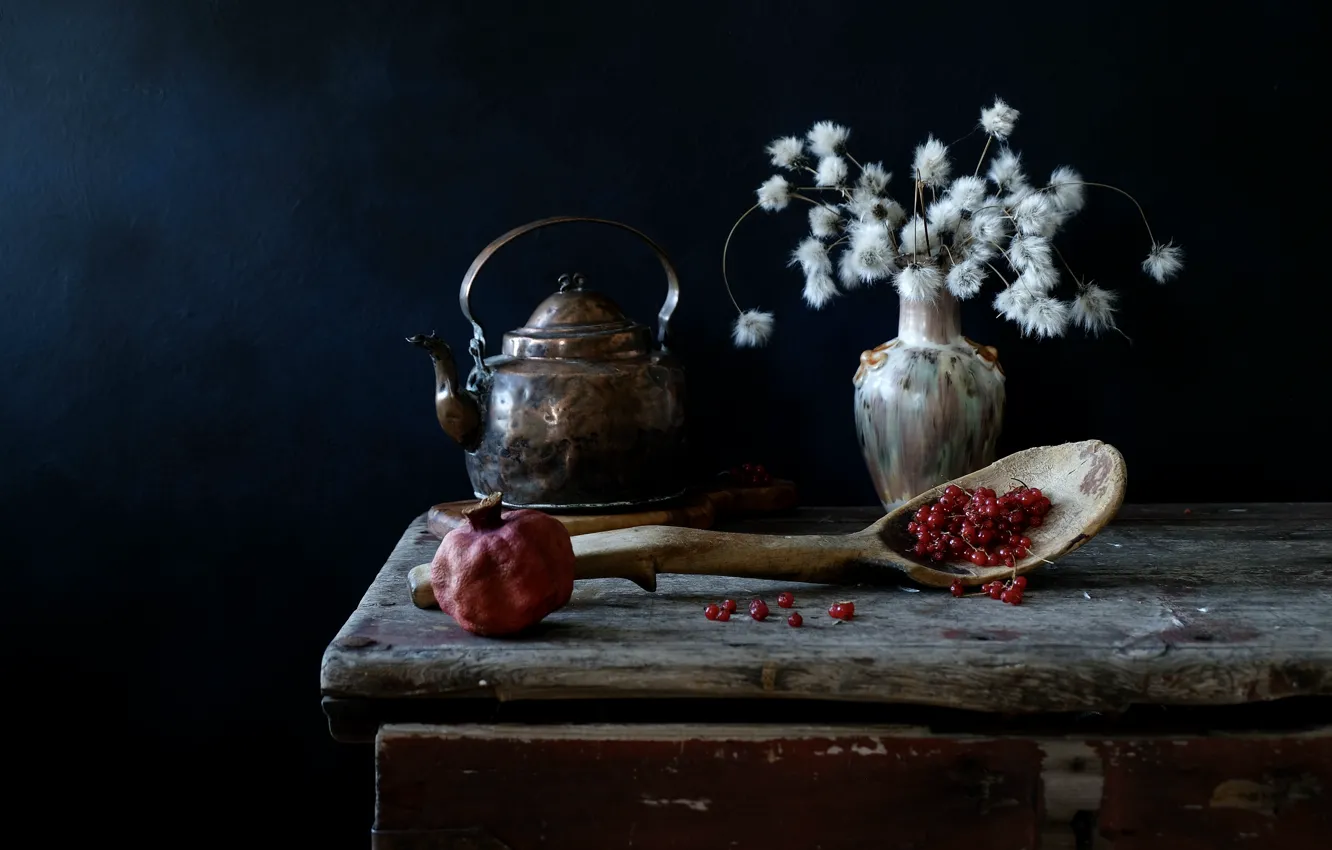 Фото обои цветы, стиль, ретро, ягоды, темный фон, стол, букет, чайник