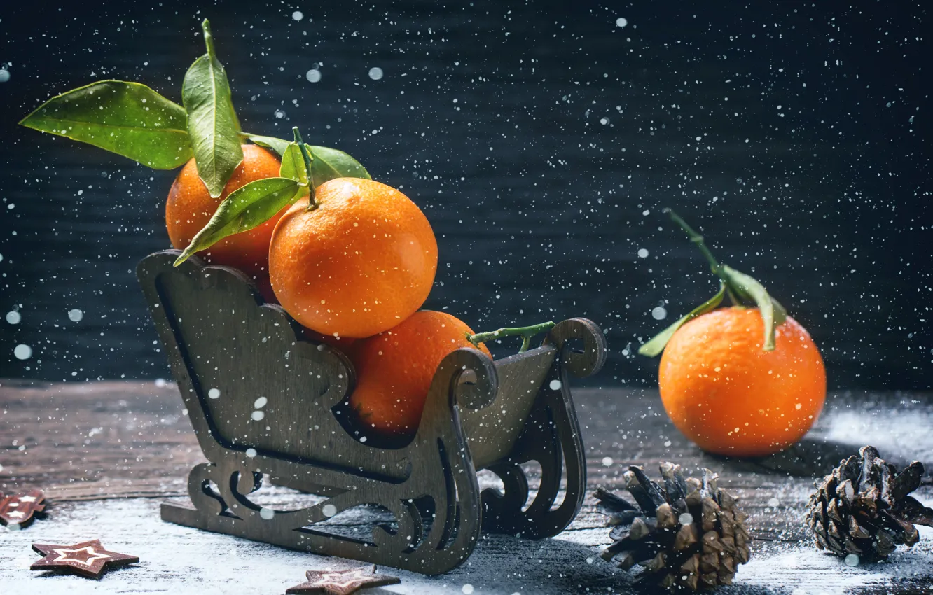 Фото обои зима, праздник, доски, новый год, фрукты, сани, шишки, мандарины