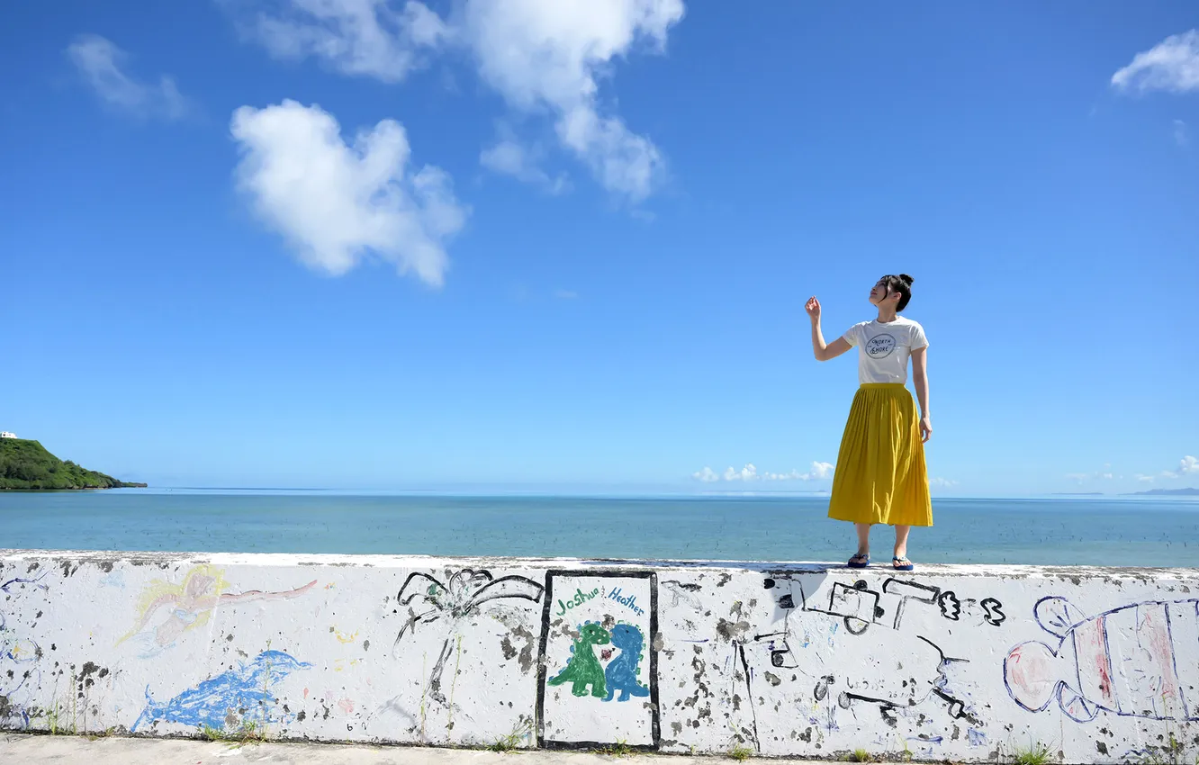 Фото обои Sky, Beautiful, Asian, Model, Wall, Beach, Water, Graffiti