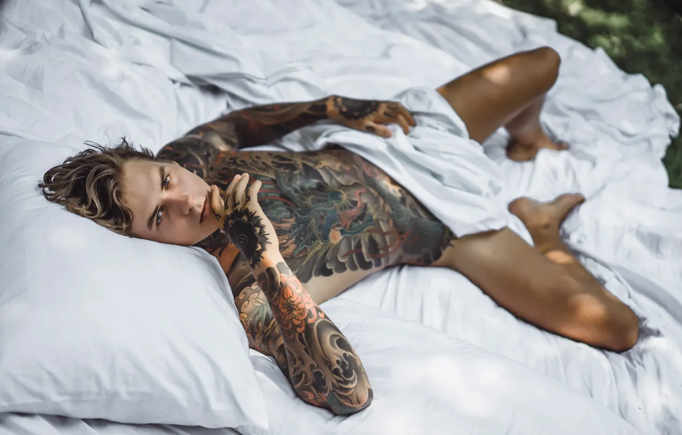 Фото обои взгляд, секси, кровать, мужчина, татуировки, tattoo, блондин