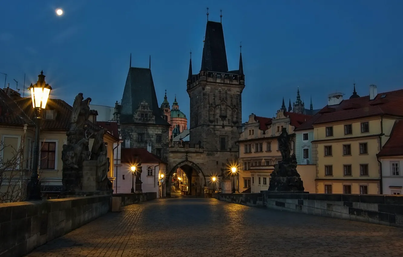 Фото обои город, вечер, Прага, фонари, Карлов мост, средневековая архитектура
