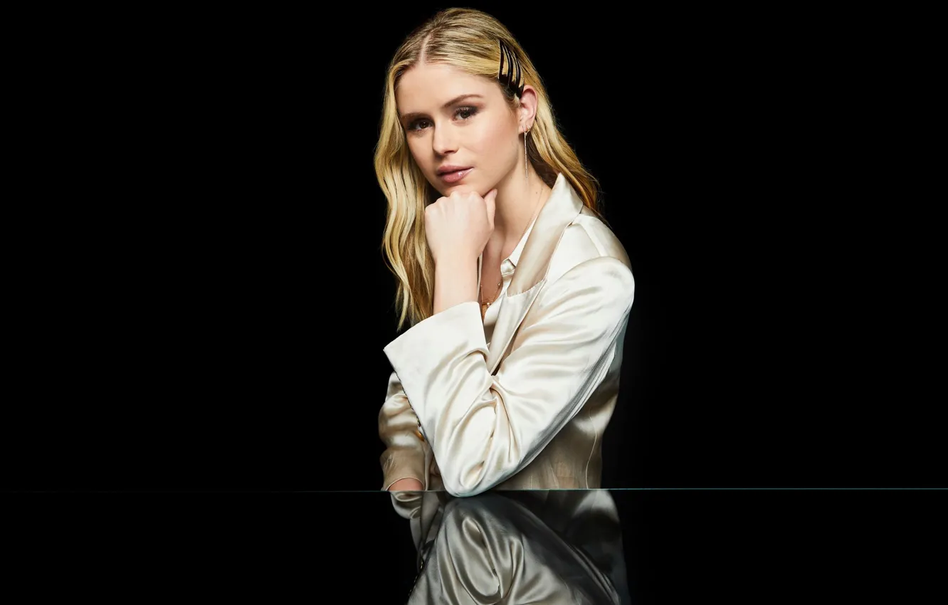 Фото обои взгляд, поза, стол, актриса, фон черный, отражеие, Erin Moriarty, Эрин Мориарти