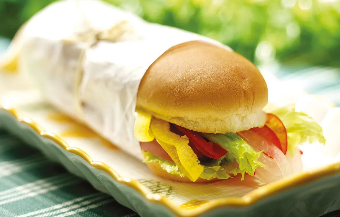 Фото обои зелень, стол, тарелка, перец, сэндвич, бумажный пакет