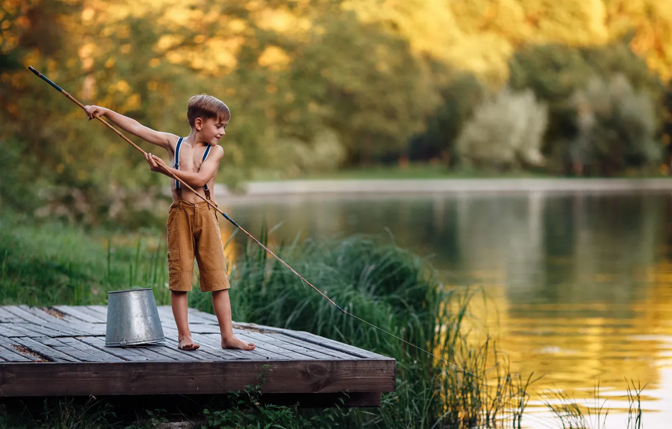 Фото обои лето, река, рыбалка, мальчик, ведро