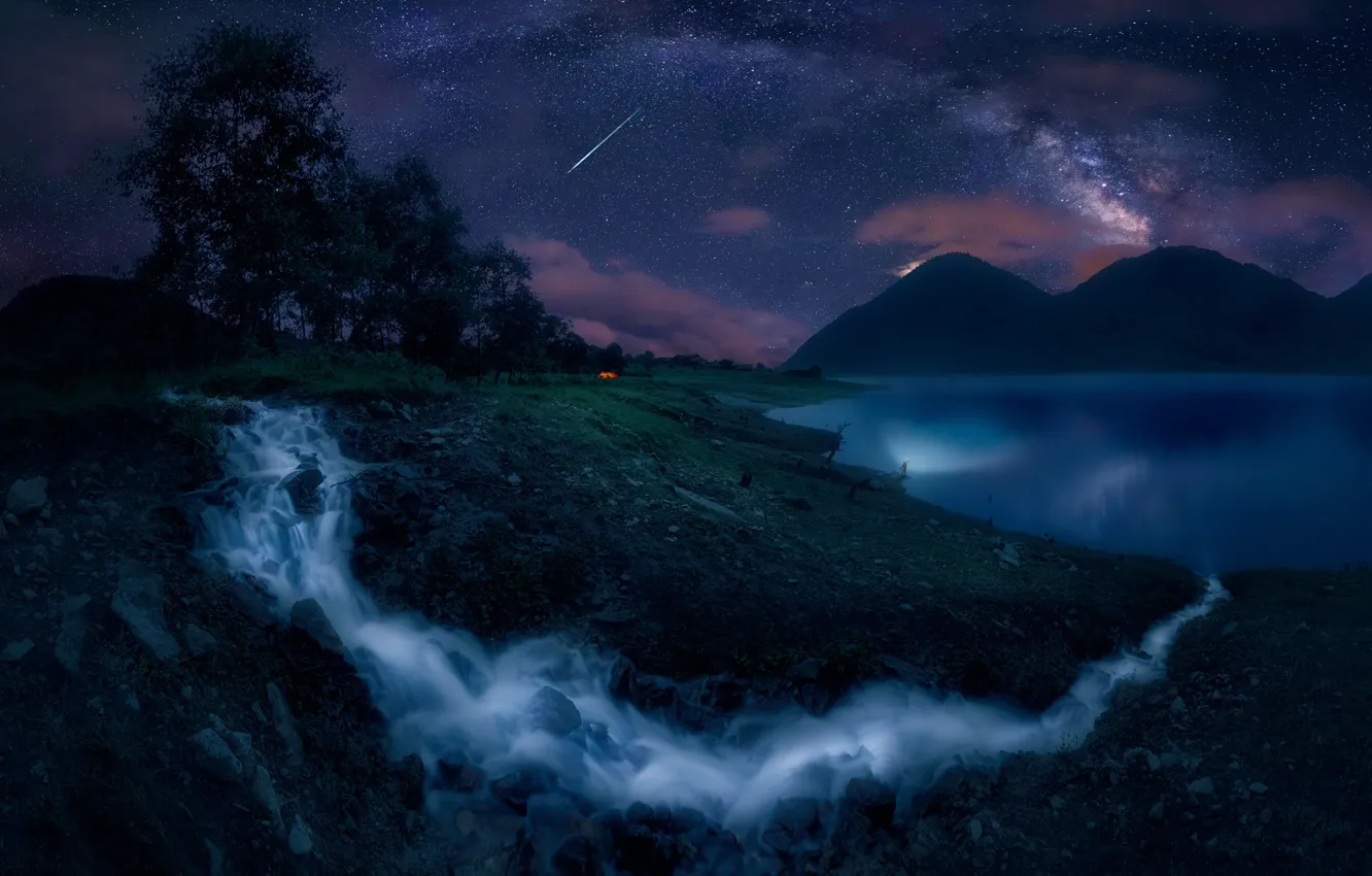 Фото обои деревья, горы, ночь, озеро, водопад, млечный путь, каскад, звёздное небо
