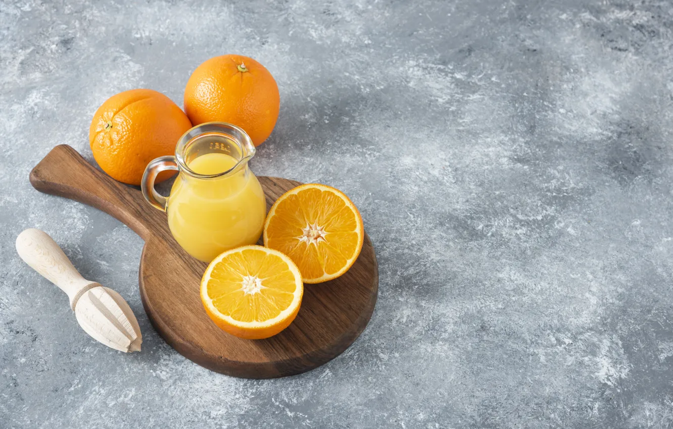 Фото обои стол, апельсин, сок, кувшин, серый фон, апельсиновый сок, разделочная доска, соковыжималка