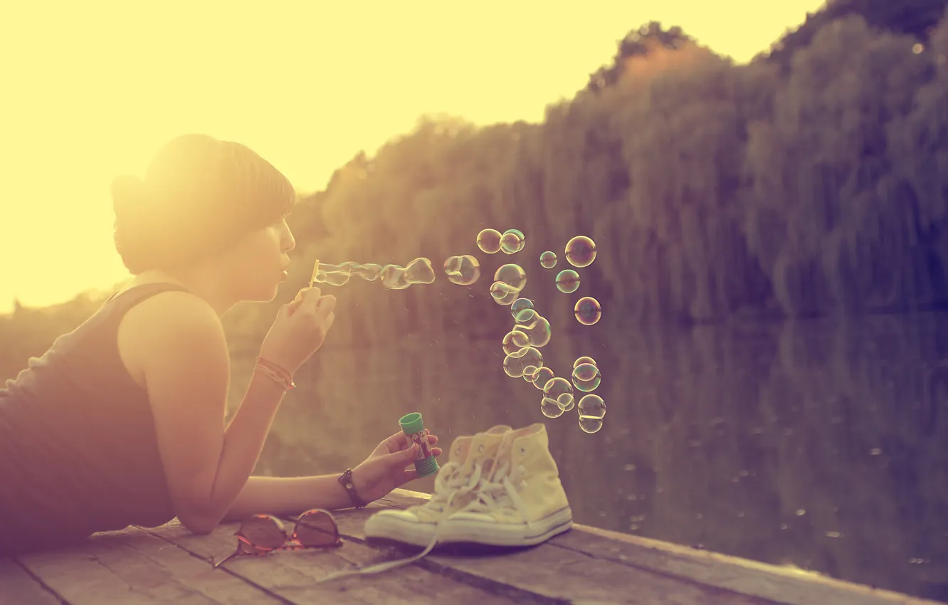 Фото обои девушка, озеро, кеды, мыльные пузыри