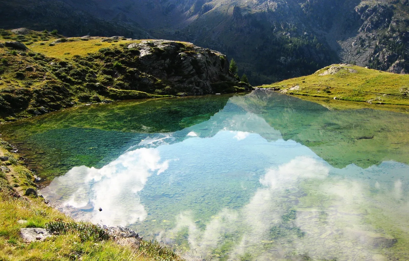 Фото обои небо, трава, вода, облака, деревья, горы, озеро, отражение