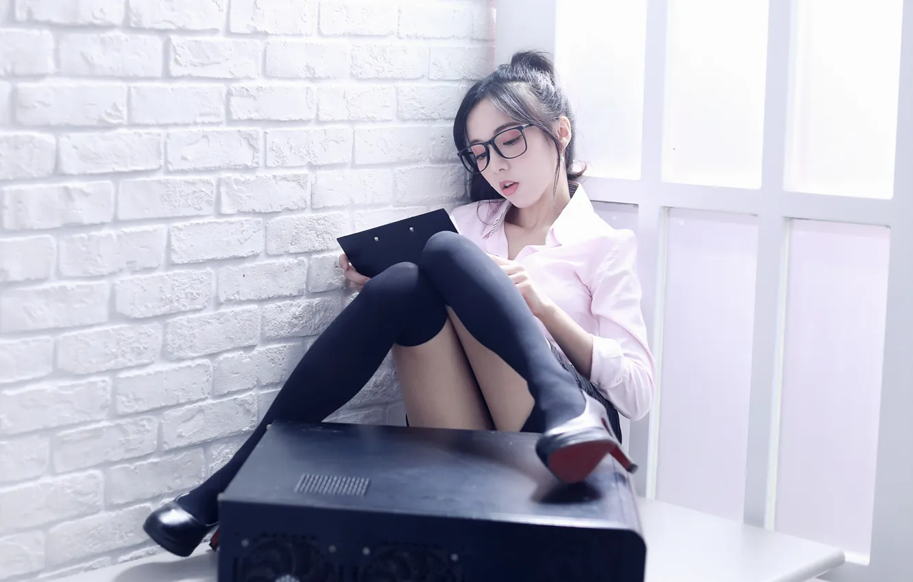 Фото обои girl, legs, stockings, model, pretty, asian, glasses