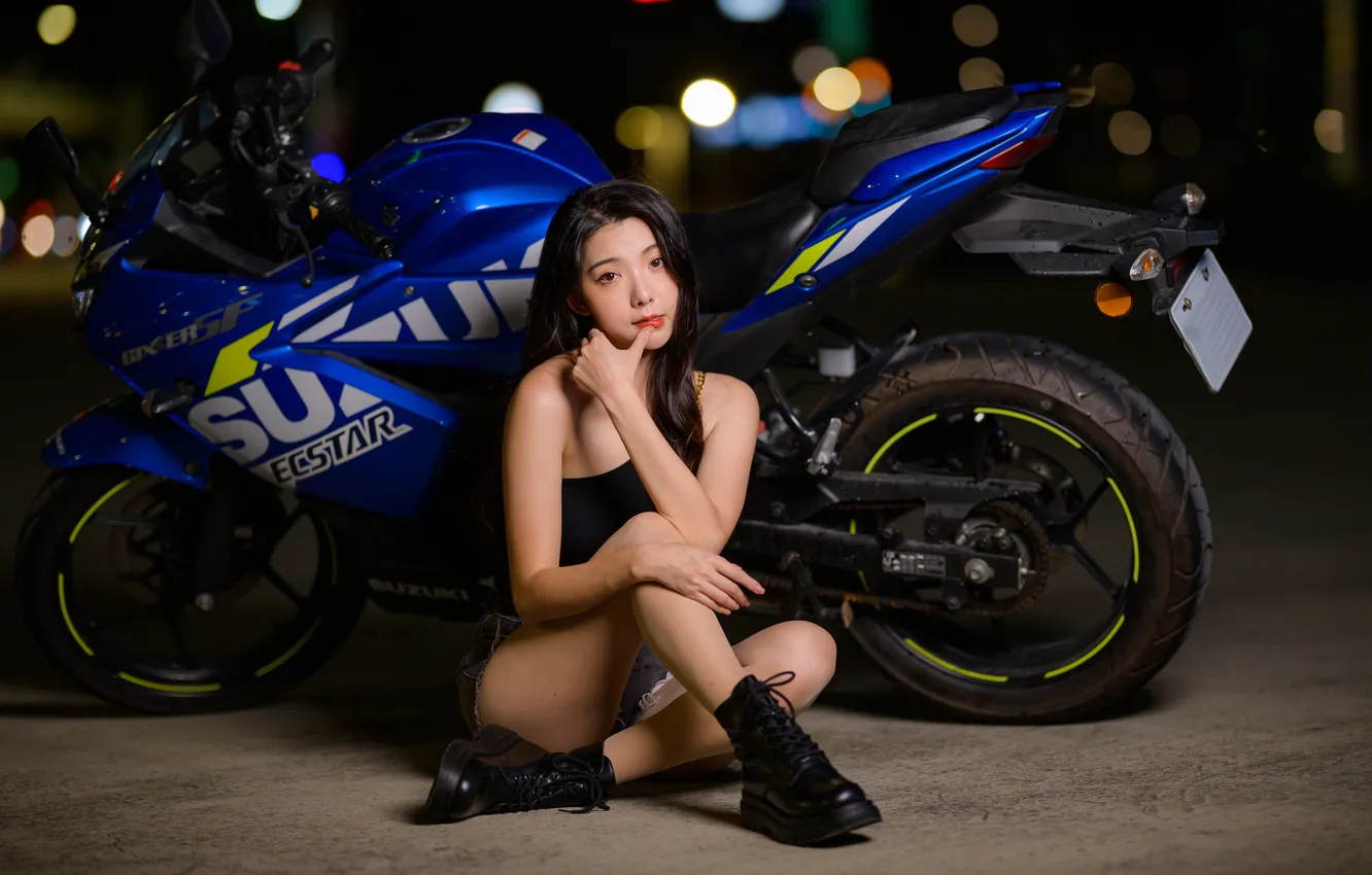 Фото обои Suzuki, Asian, long hair, motorcycle, model, women, sitting, dark hair