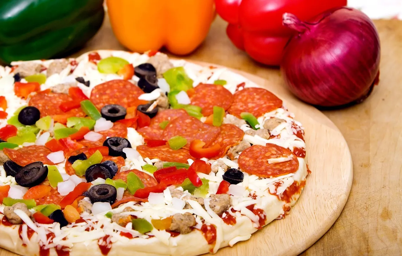 Фото обои грибы, еда, лук, пища, перец, пицца, оливки, колбаса