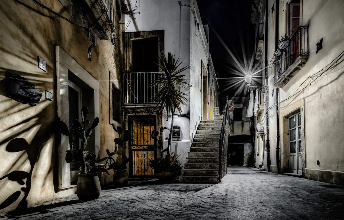 Фото обои ночь, огни, дома, двор, фонари, Италия, Сиракуз, Сицилия