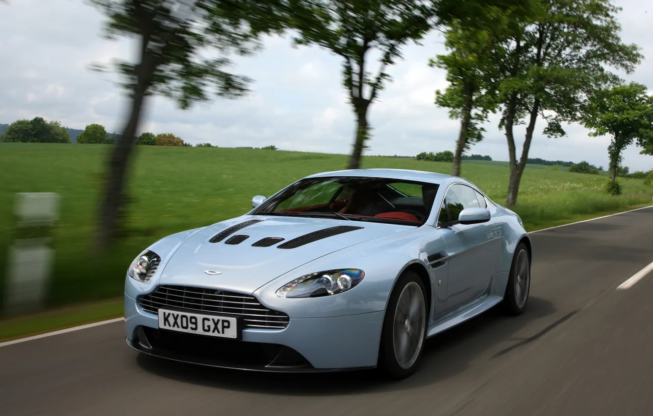 Фото обои машина, деревья, Aston Martin, скорость, Vantage, V12