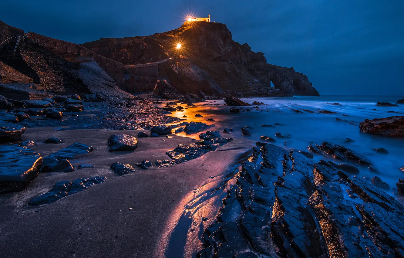 Фото обои море, ночь, огни, камни, скалы, побережье