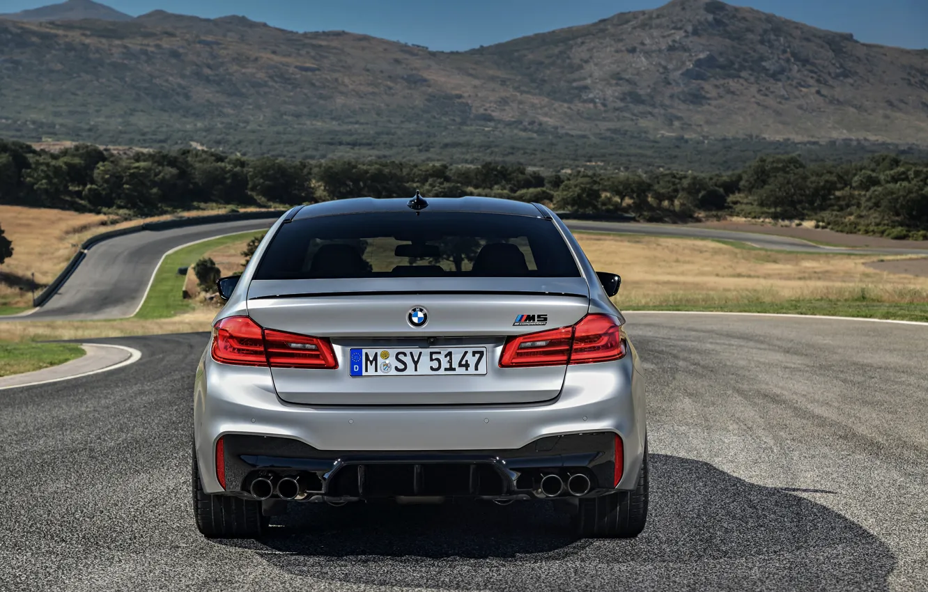 Фото обои серый, BMW, седан, 4x4, 2018, корма, четырёхдверный, M5