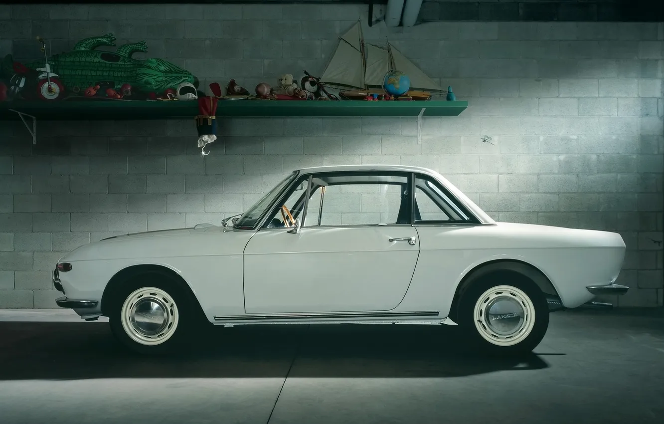 Фото обои белый, купе, гараж, вид сбоку, классика, 1965, Coupe, Lancia