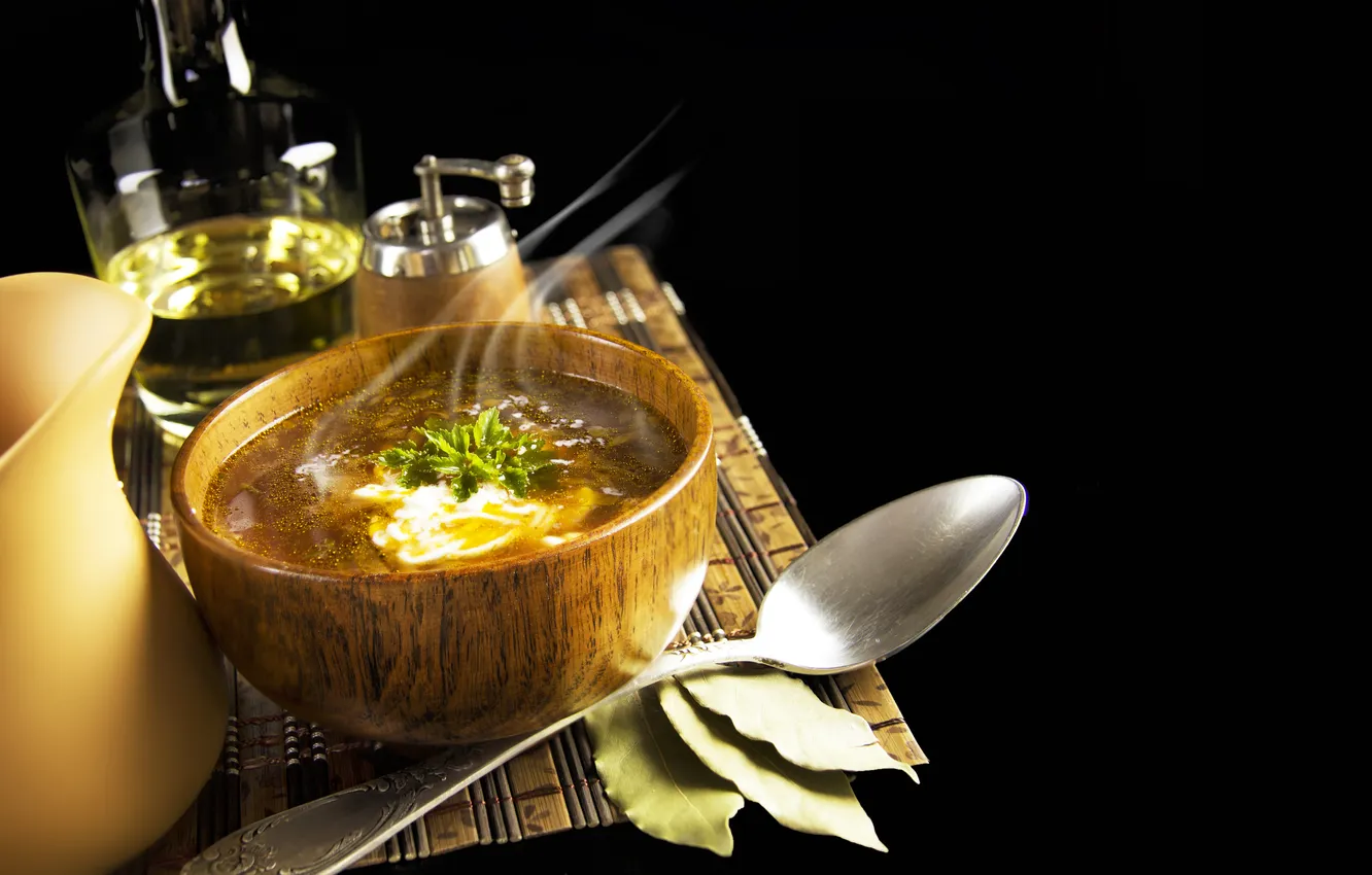 Фото обои зелень, стол, ложка, суп, кувшин, сметана, лавровый лист