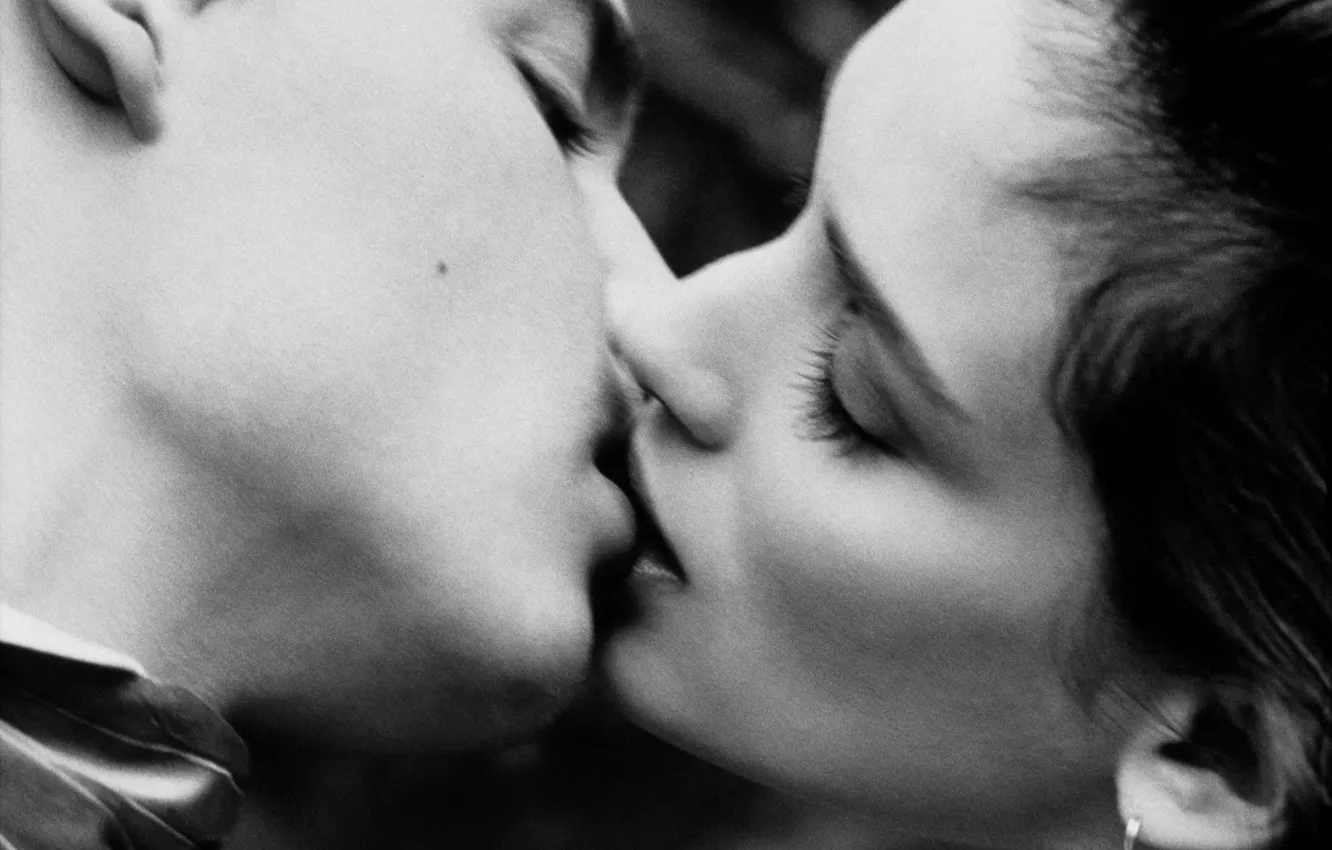 Фото обои девушка, парень, целуются