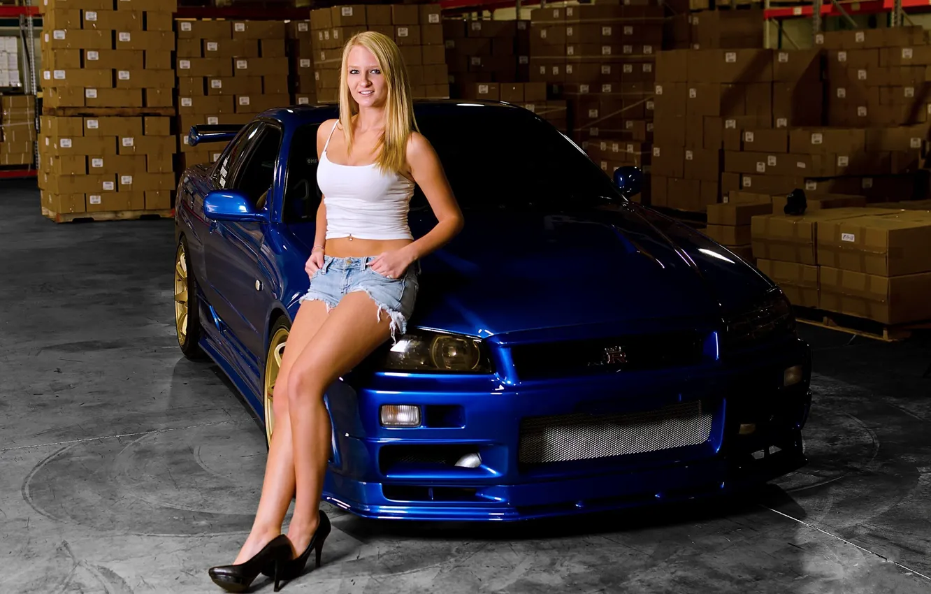 Фото обои авто, взгляд, девушка, коробка, склад, блондинка, Nissan