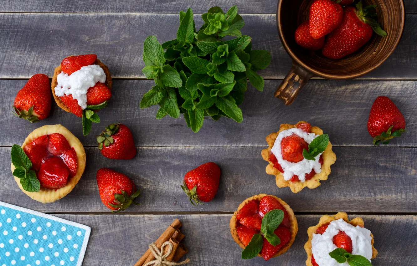 Фото обои ягоды, доски, клубника, кружка, корица, мята, десерт, салфетка