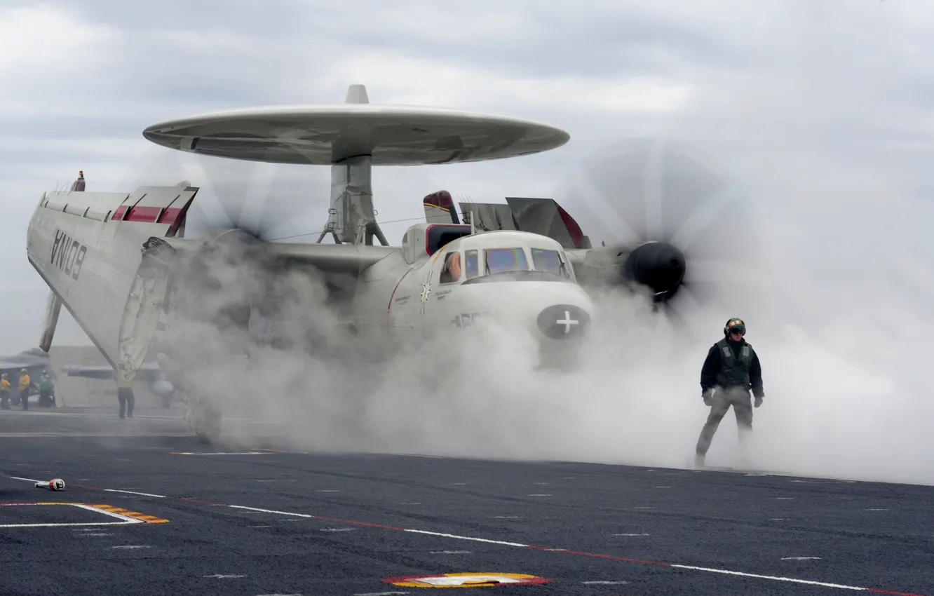 Фото обои дым, палуба, самолёт, палубный, Hawkeye, дальнего, обнаружения, радиолокационного